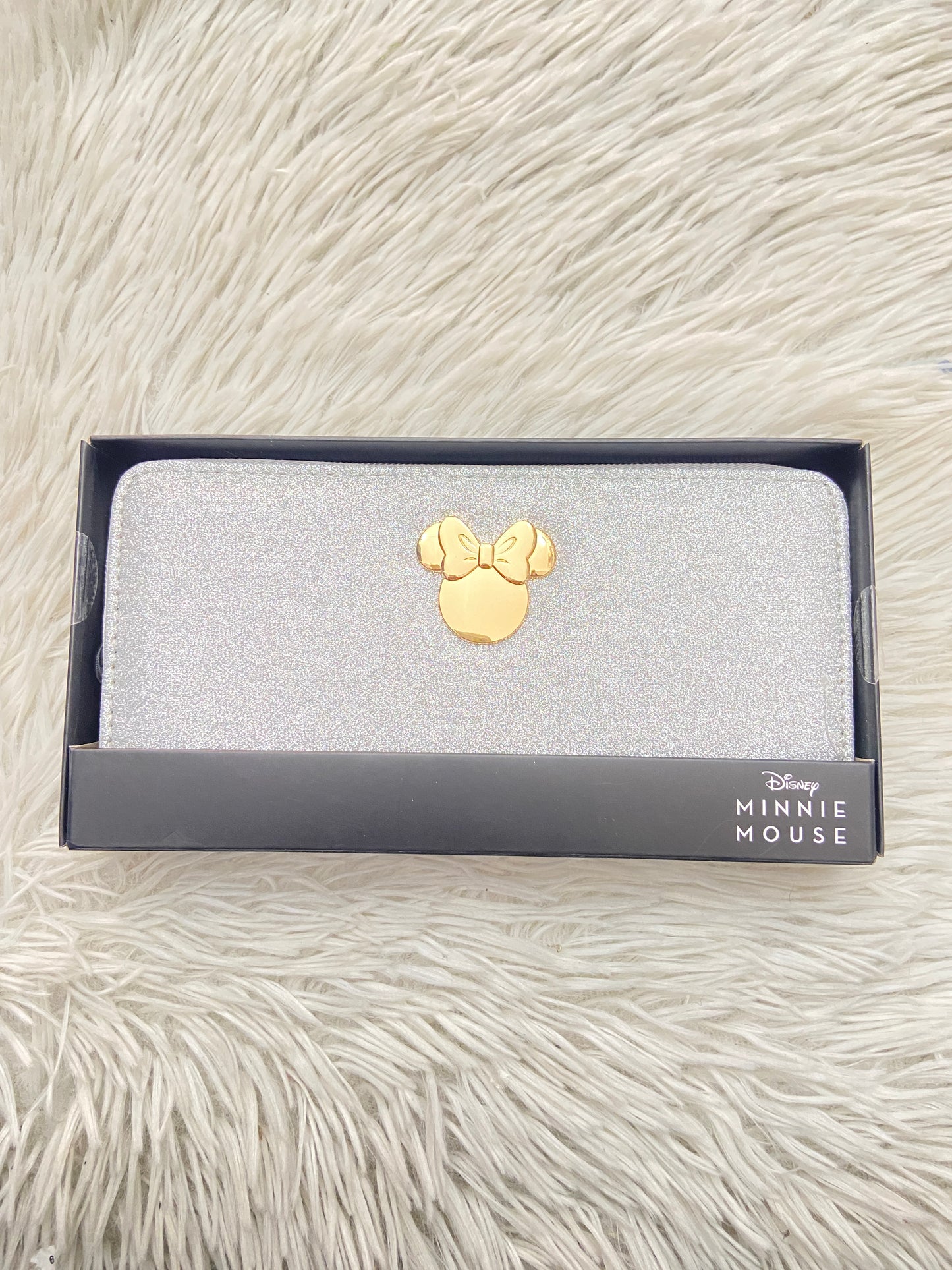 Monedero Disney original x Minnie Mouse, plateado con brillos y logotipo de Minnie en dorado.