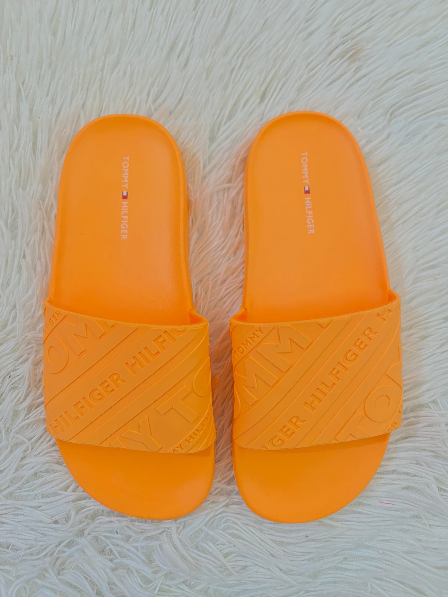 Sandalias Tommy Hilfiger original, naranja con estampado de la marca y letras Tommy Hilfiger en la suela.