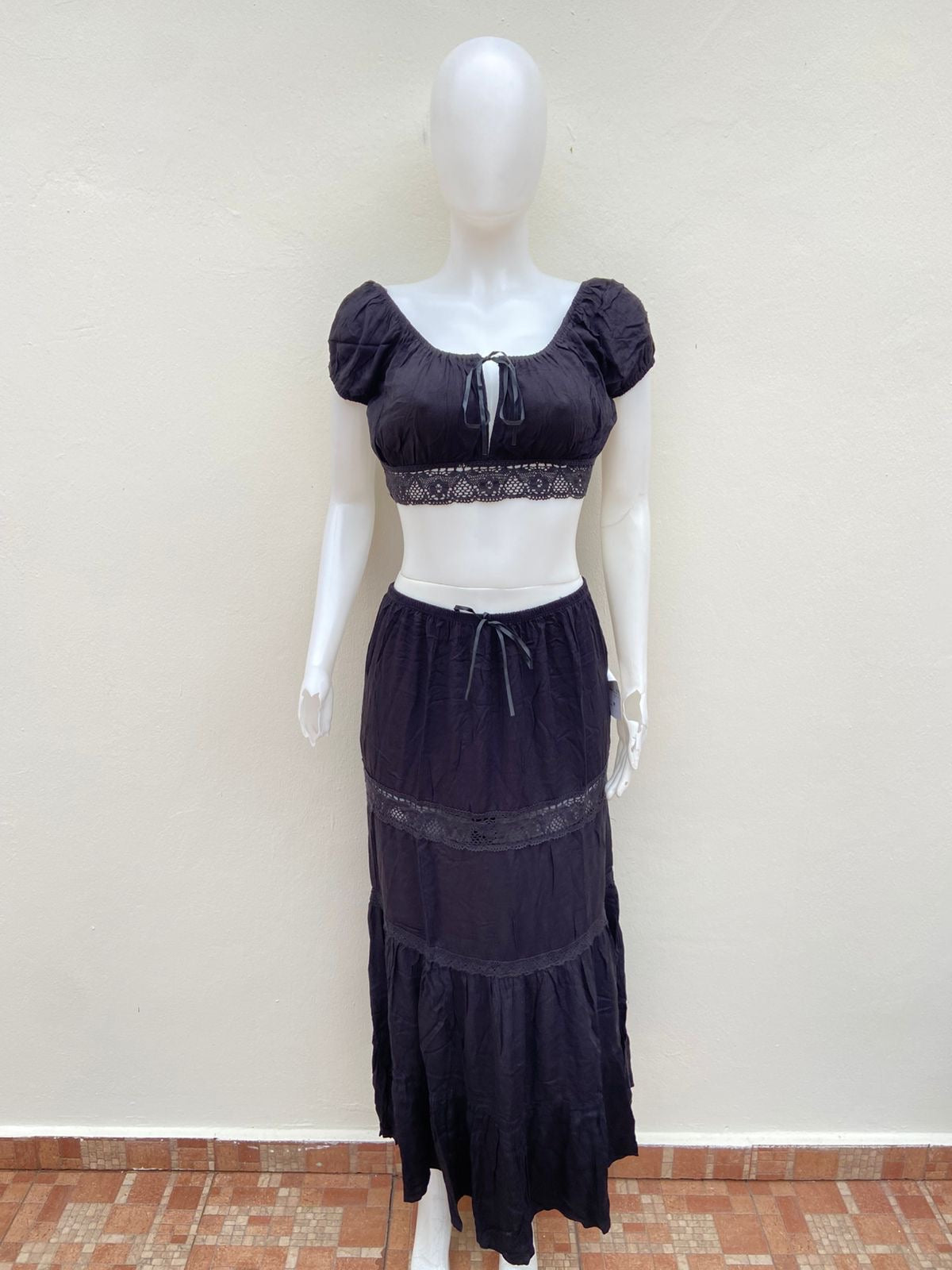 Conjunto Forever 21 original, negro de falda y top en encaje.