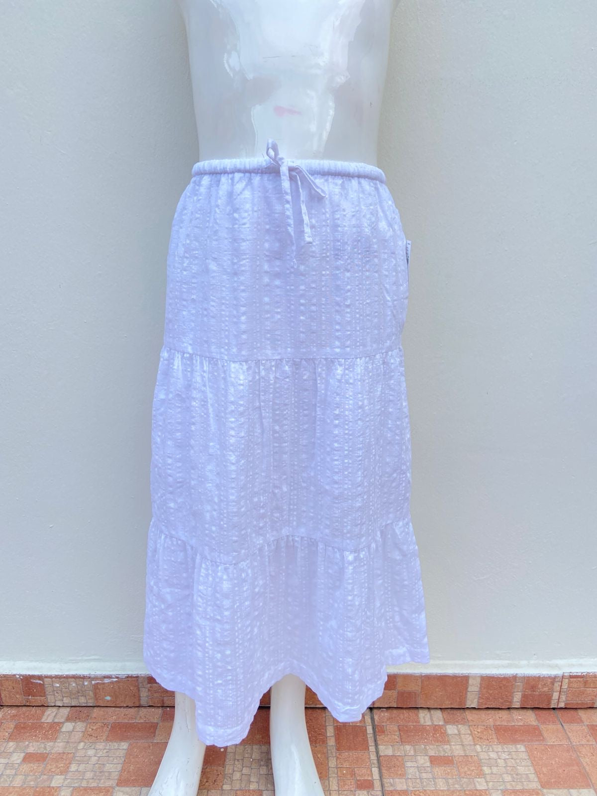 Falda OLD NAVY Original, en color blanco lisa con lazo ajustable al frente.