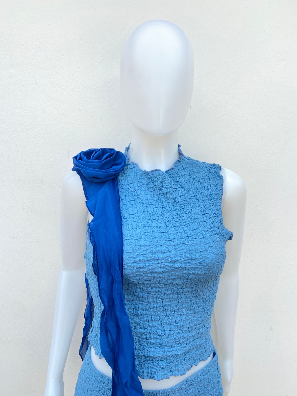 Conjunto Fashion Nova original, azul denim, tela fruncida con flor azul marino.