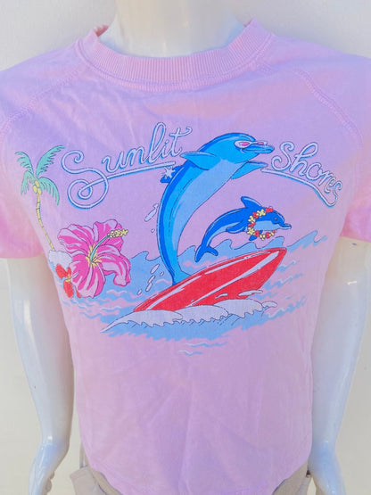 T-shirt/Crop top ZARA Original en color rosado con estampado al frente de una playa con un delfin, una palmera dos rosas y letra SUNLIT SHORES