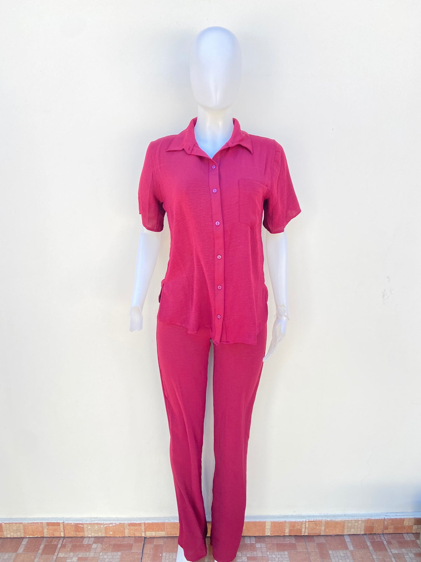 Conjunto, rojo vino de pantalon y camisa liso.