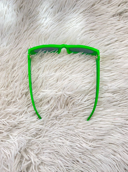 Lentes diseñados con protección UV 100-400 para proteger tu visión. Verde pequeños.