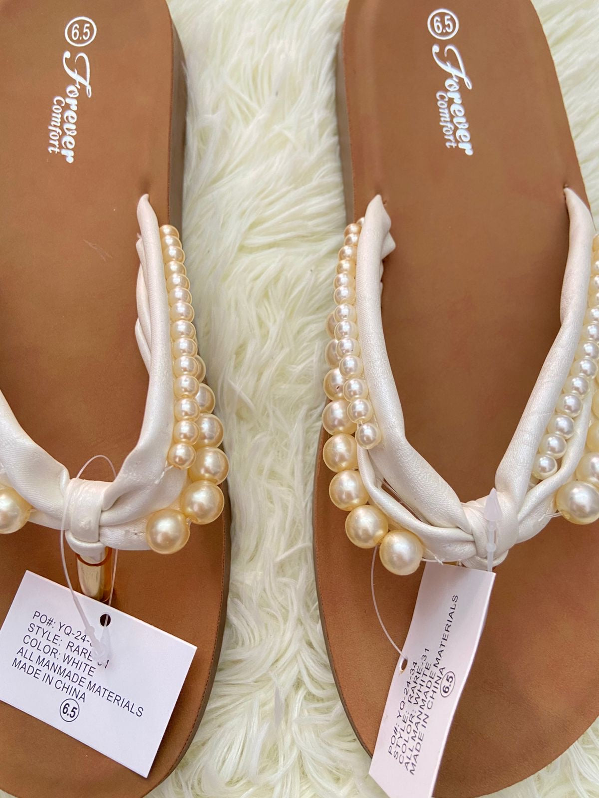 Sandalias FOREVER COMFORT original, marrón con blanco y perlas.