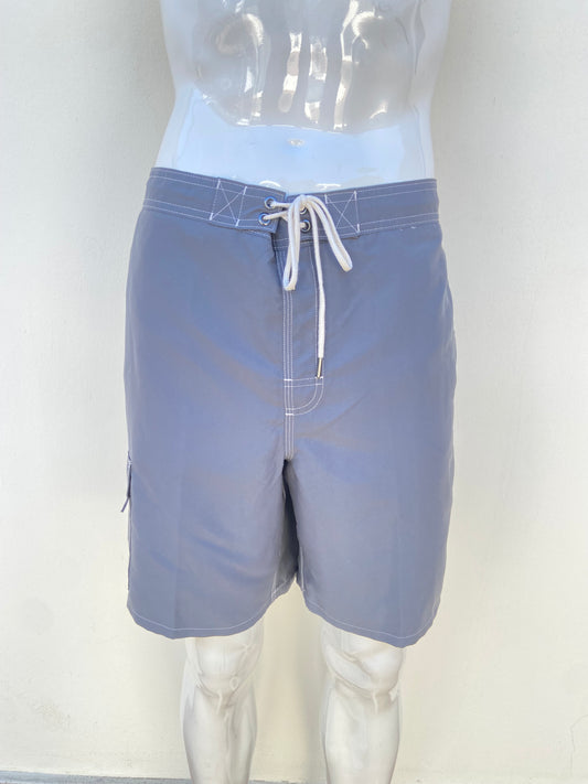 Bañador GEORGE original gris claro con bolsillo al costado y lazos ajustables color blanco.