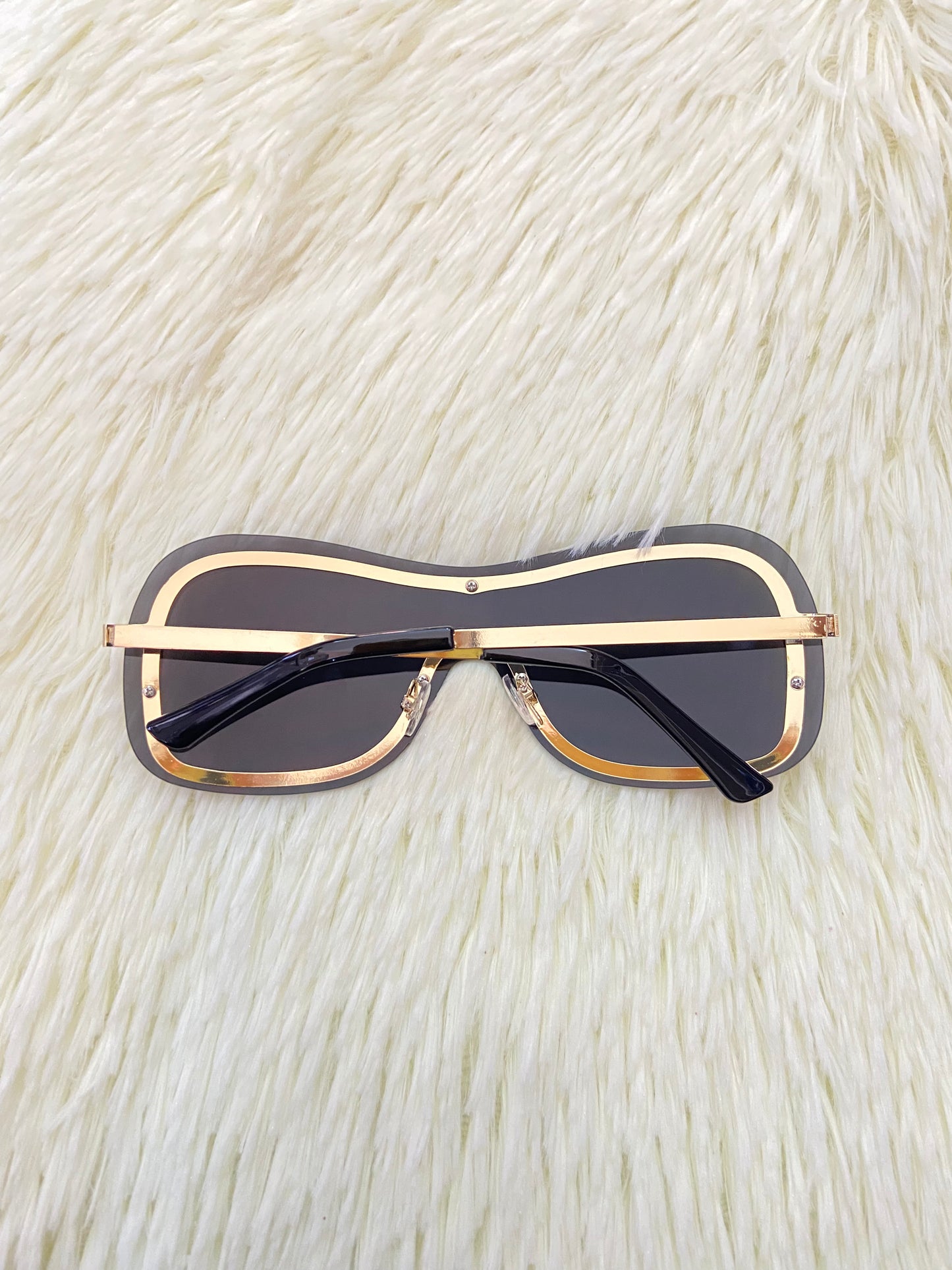 Lentes, negro con detalles en color dorado en frente y montura fina.