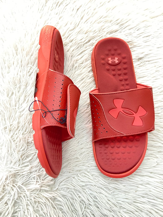 Sandalias UNDER ARMOUR ORIGINAL roja con logotipo de la marca en frente.
