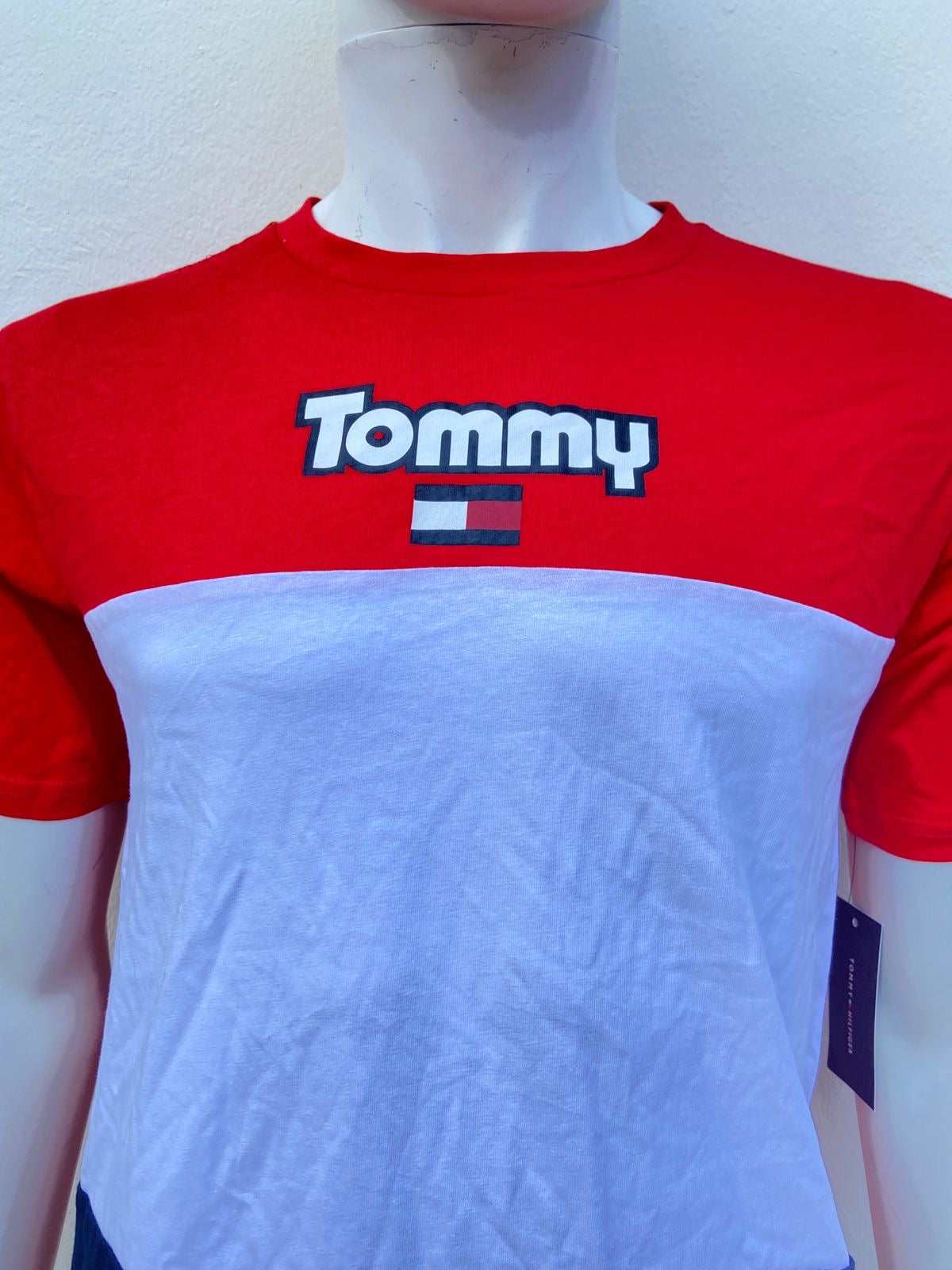 T-shirt Tommy Hilfiger original, rojo con centro blanco y azul y letras TOMMY.