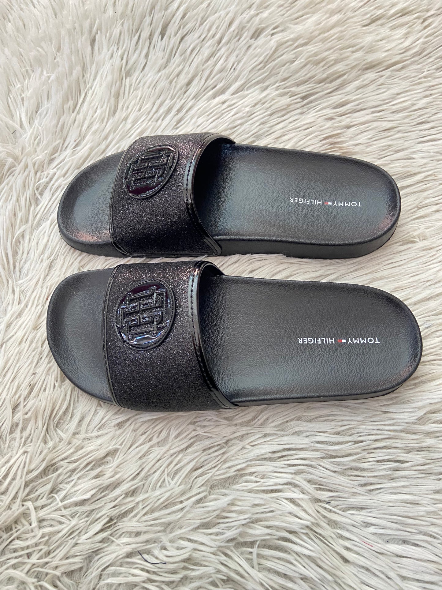 Sandalias TOMMY HILFIGER original, negra con TH en frente con brillos en color negro.