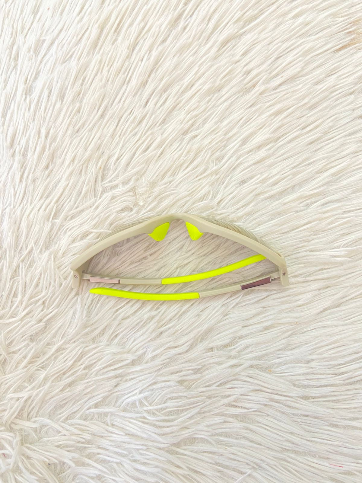 Lentes, gris oscuros con verde neón en la montura y micas amarillo ámbar.