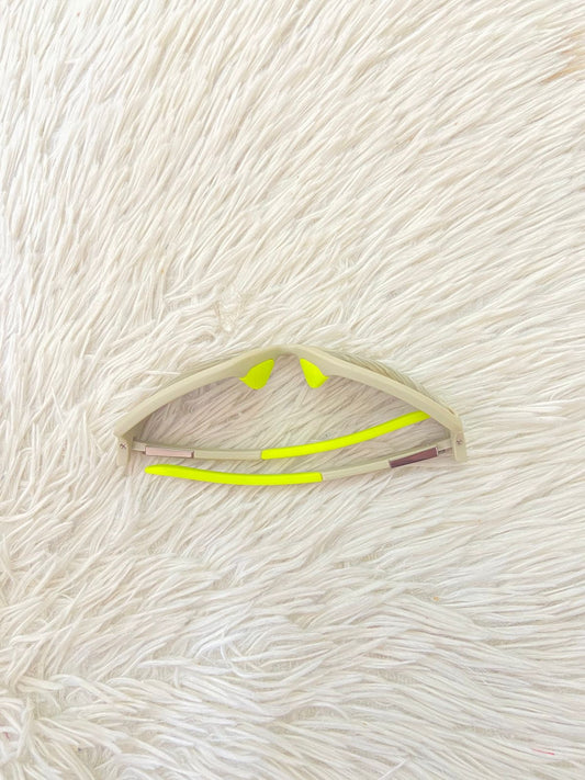 Lentes, con protección UV 100-400 para proteger tu visión. Gris oscuros con verde neón en la montura y micas amarillo ámbar.