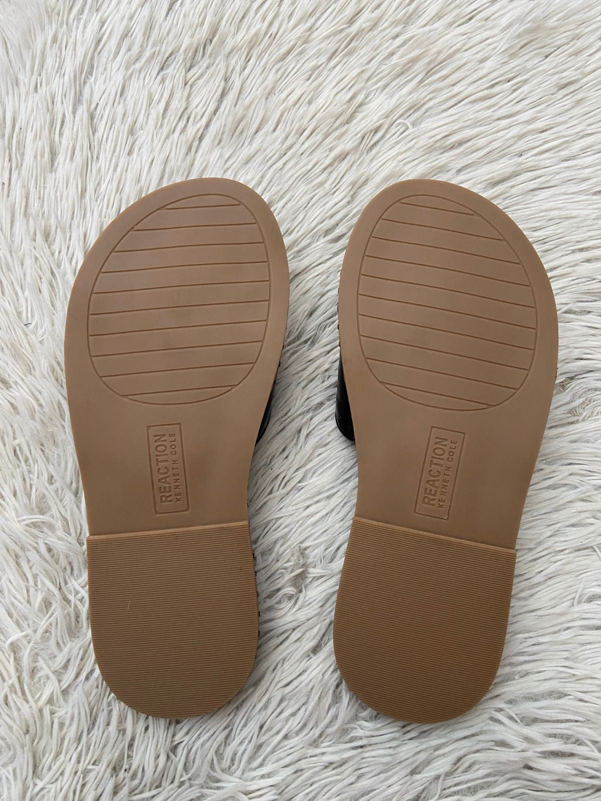 Sandalias KENNETH COLE REACTION Original,  en color negra con fondo beige y detalle de evilla circular al frente