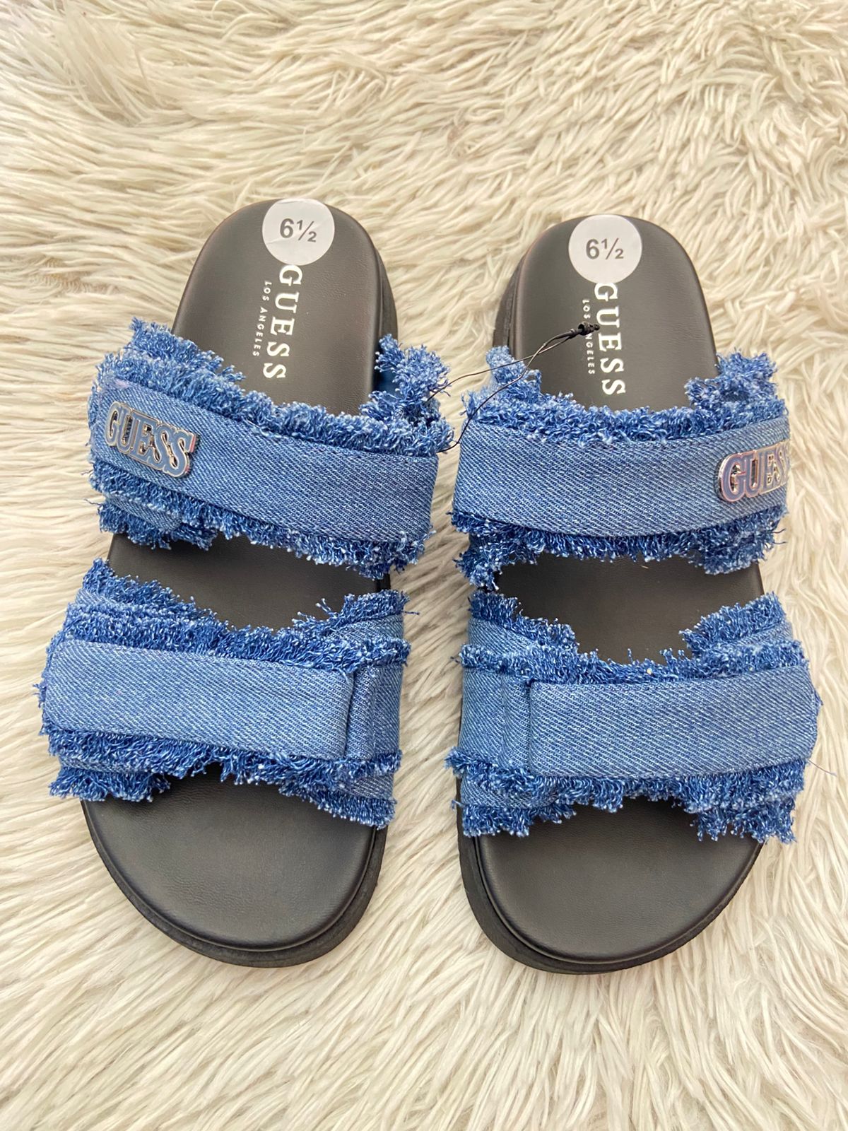 Sandalias GUESS original, negra con azul y tela en Jean con placa GUESS en plateado.
