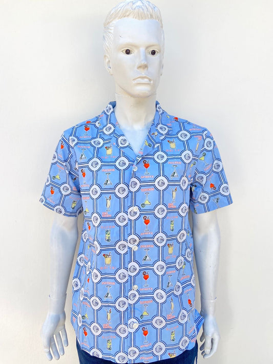 Camisa OLD NAVY Original, en color azul con estampado de bebidas y cocteles.
