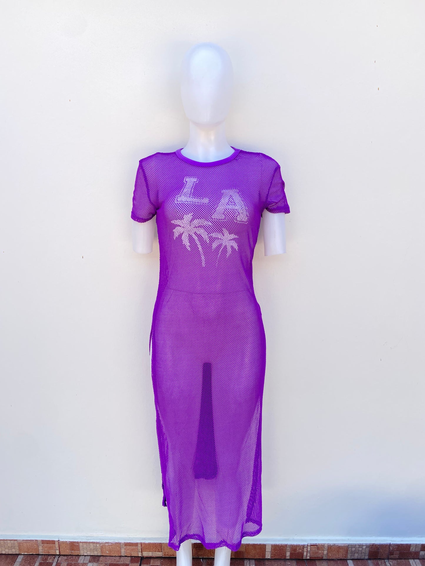 Vestido/ Cover Up LOVE original, morado, estilo mallas y letras LA y palmeras en frente.