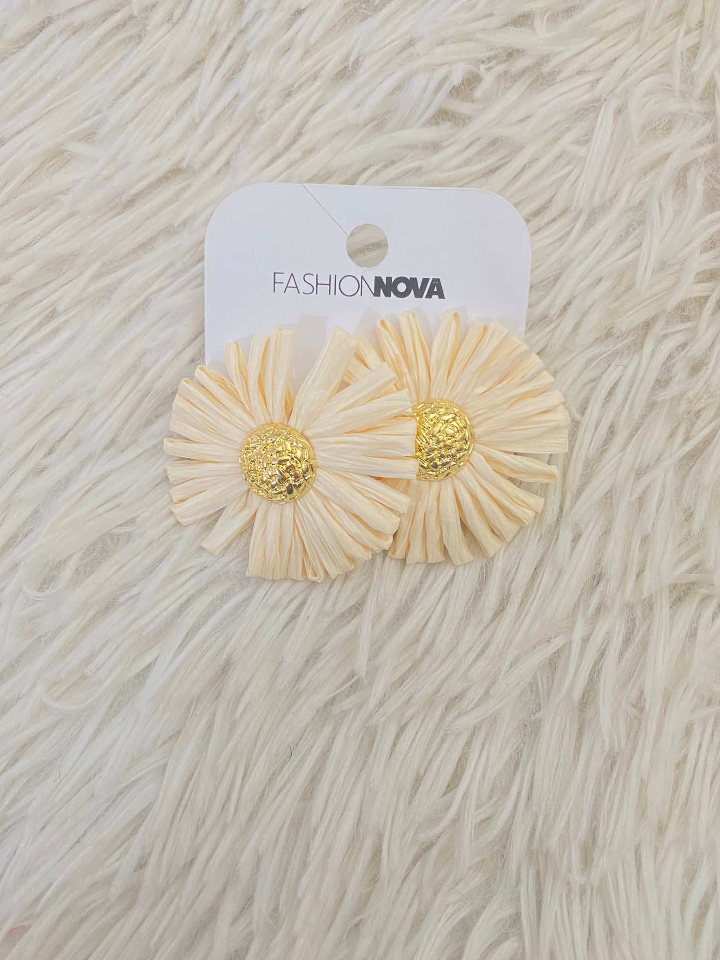 Aretes Fashion Nova original, crema con diseño de rosa y chapa dorada en el centro.