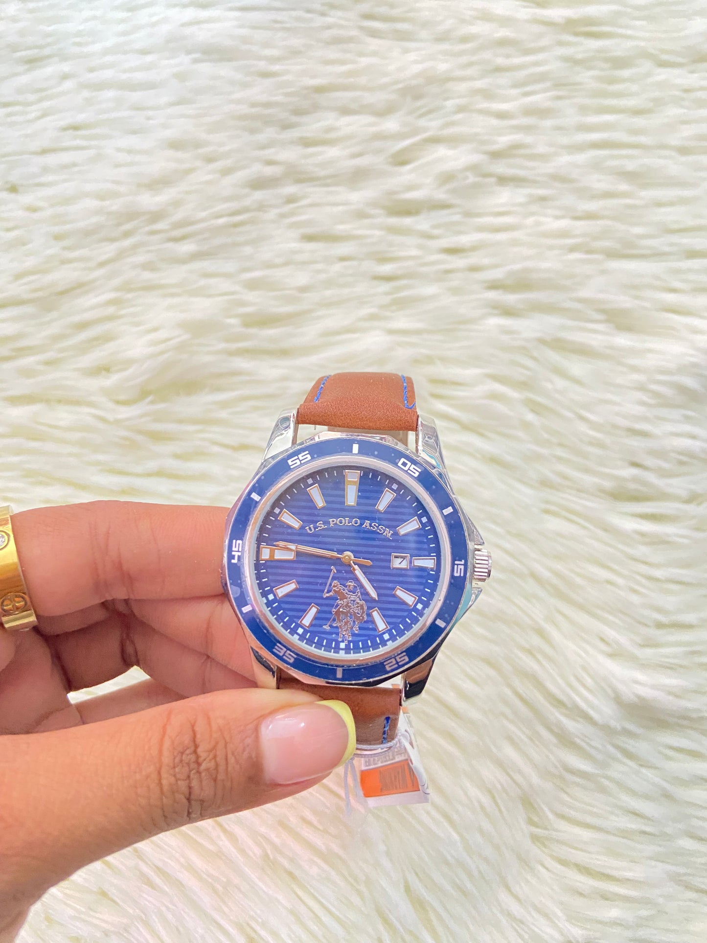 Reloj U.S POLO original, marron con costura en hilo azul, y fondo azul con plateado.