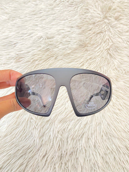 Lentes, diseñados con protección UV 100-400 para proteger tu visión. Negro grande con micas oscuras.