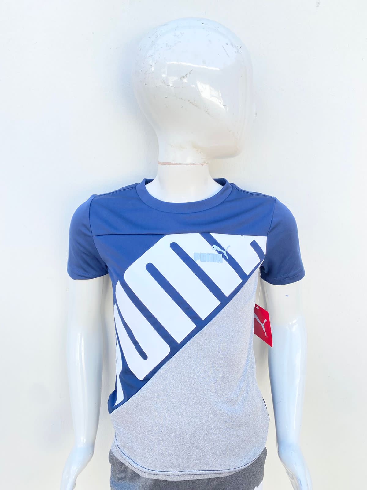 T-shirt Puma original azul marino con letras PUMA en blanco.