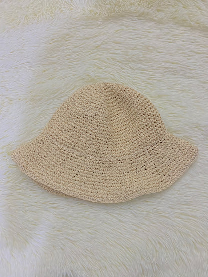 Sombrero, color crema y tejido artesanal estilo lana con flor roja con amarillo.