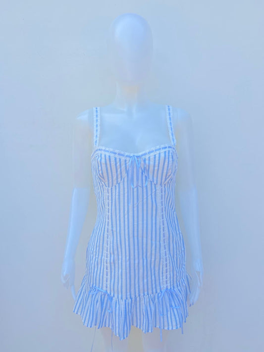 Vestido azul claro con rayas blancas con encaje y lazo en el medio en color azul