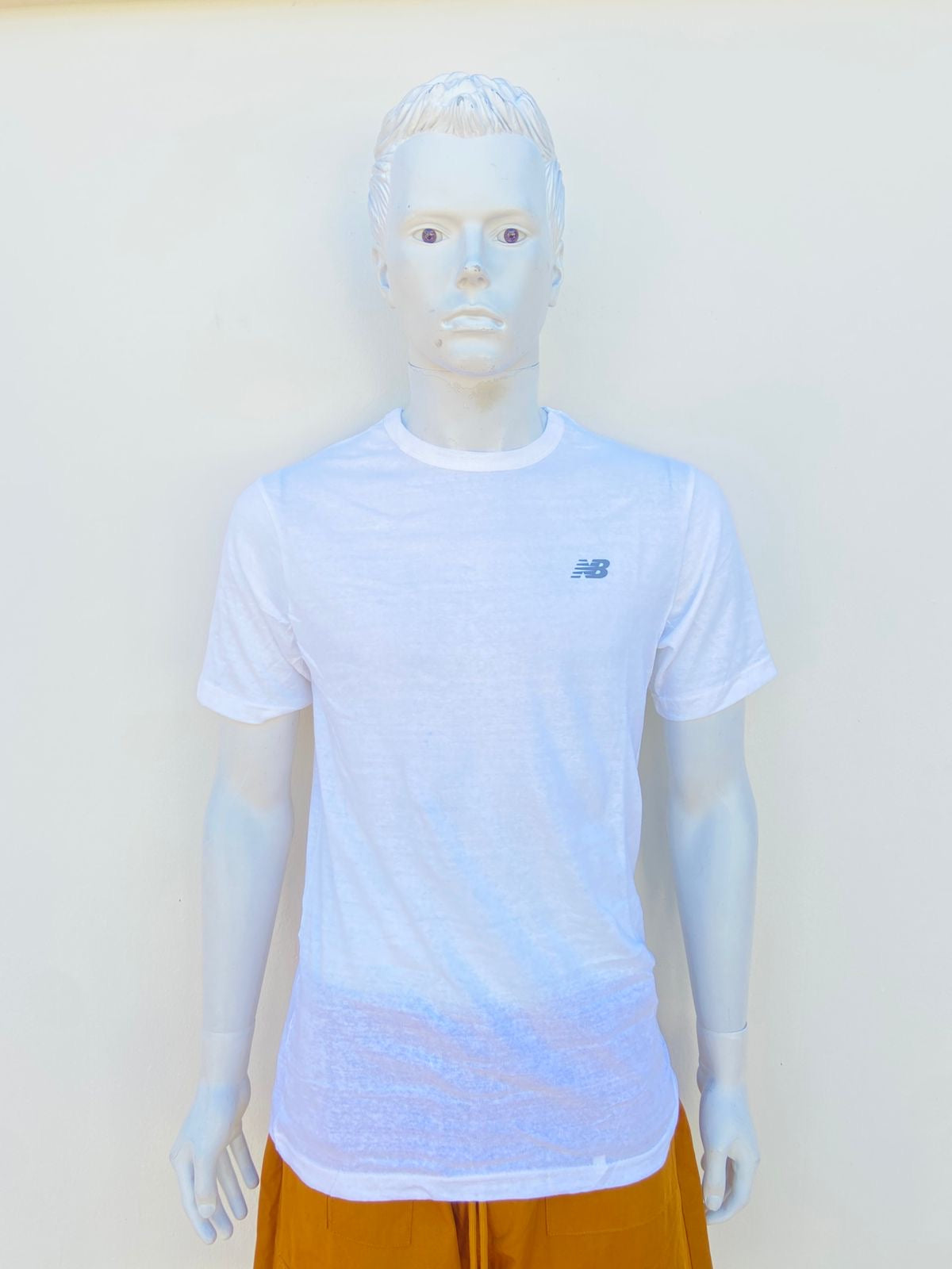 T-shirt New balance original blanco liso, con pequeño logo en color gris, esencial.