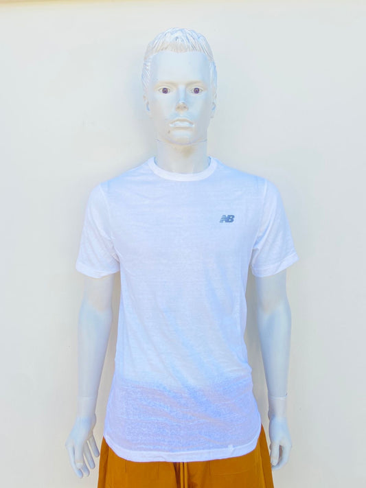 T-shirt New balance original blanco liso, con pequeño logo en color gris, esencial.