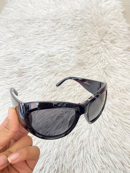 Lentes, diseñados con protección UV 100-400 para proteger tu visión. Negro con micas oscuras,ovalados grandes..