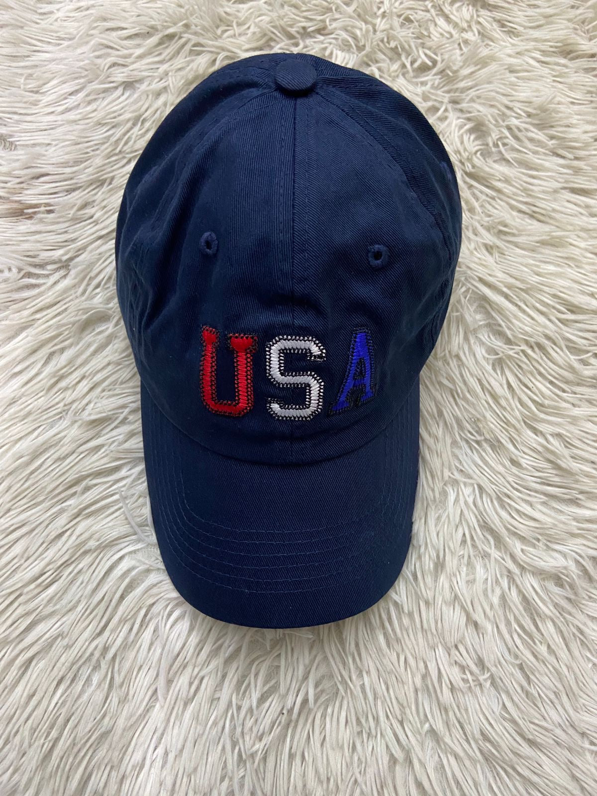 Gorra USA original, azul marino con letras USA en rojo, blanco y azul.