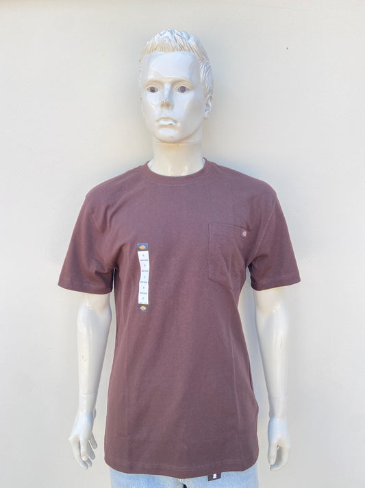 T-shirt DICKIES original, color marrón/chocolate con bolsillo algodon frente y logotipo de la marca arriba pequeño.