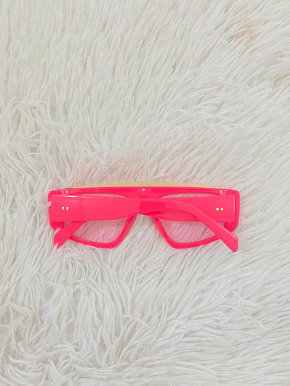 Lentes con protección UV 100-400 para proteger tu visión. Rosado fucsia con micas transparente y diseño dorado.