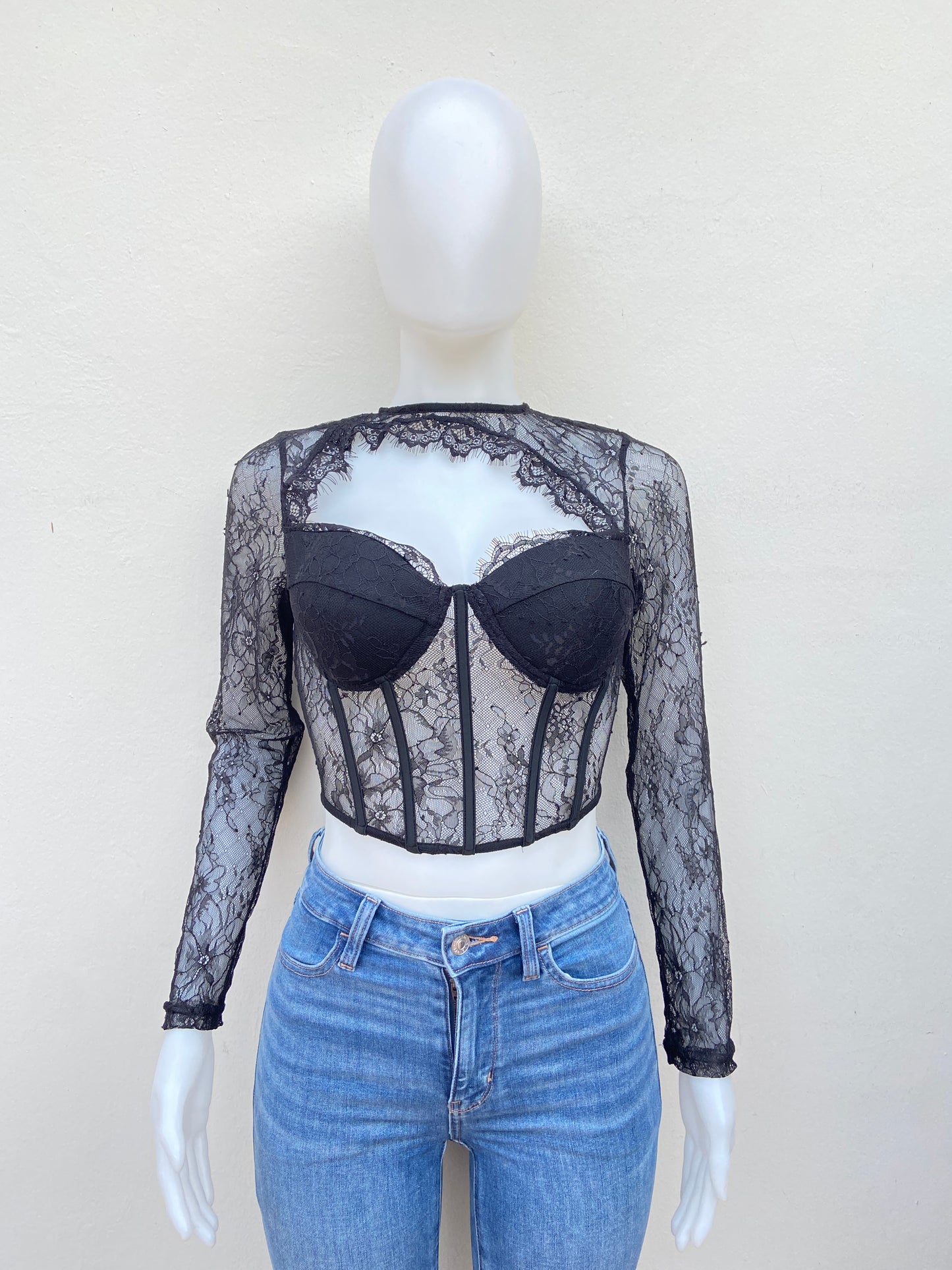 Top Fashion Nova original negro en encaje, estilo corset.