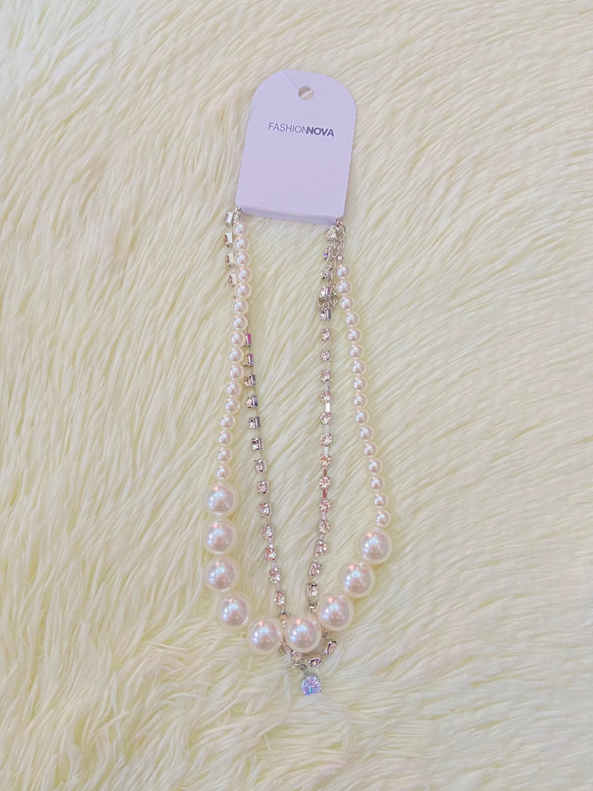 Collar doble de perlas y diamantes en color plateado.
