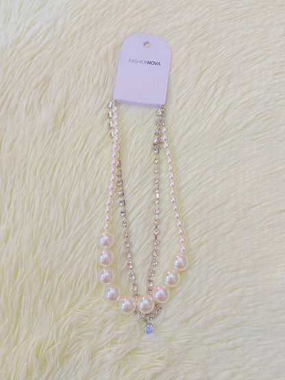 Collar doble de perlas y diamantes en color plateado.