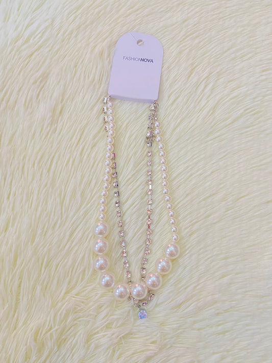 Collar doble de perlas y diamantes en color plateado.