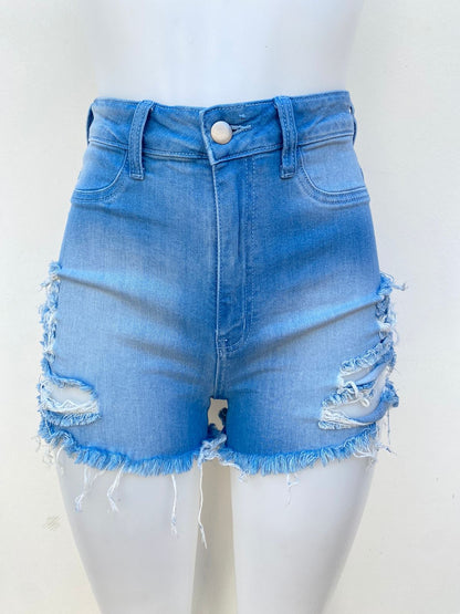 Short azul claro con rasgados.