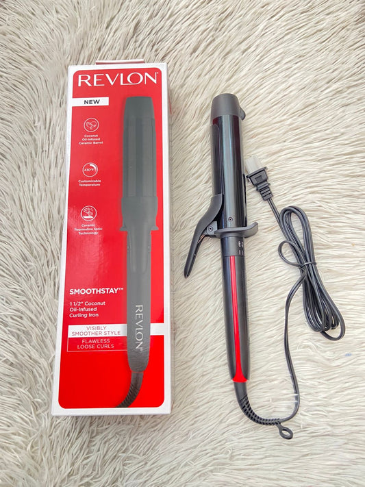 Tenaza REVLON Original, en color negro con detalles rojos,  cable giratorio para mayor comodidad al usarlo y perfecto para hondas suaves y definidas.
