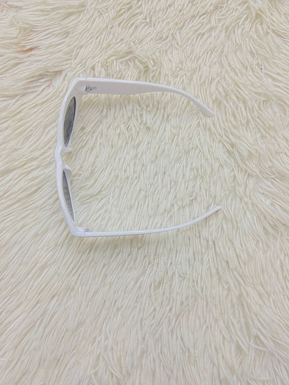 Lentes, diseñados con protección UV 100-400 para proteger tu visión. Blanco con micas negras.