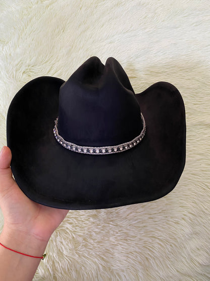 Sombrero, negro con detalle en color plateado con corazón.