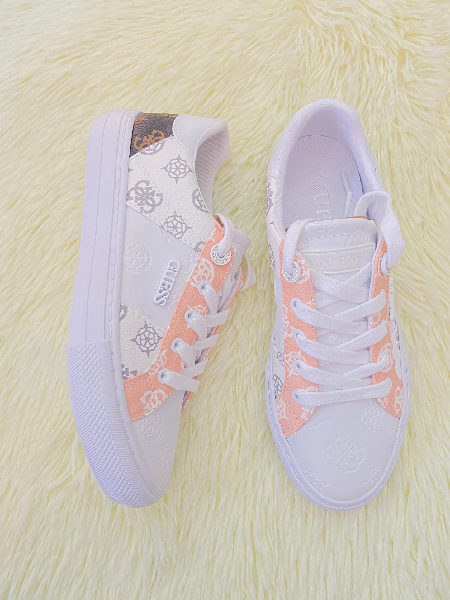 Tenis Guess original, blanco con rosado salmón, marron y estampado de la marca.