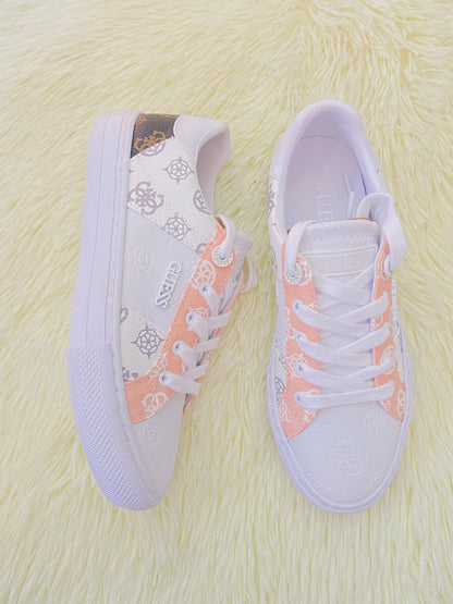 Tenis Guess original, blanco con rosado salmón, marron y estampado de la marca.