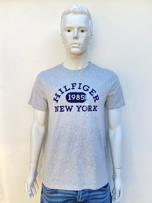 T-shirt Tommy Hilfiger original gris claro con letras HILFIGER NEW YORK en azul marino.