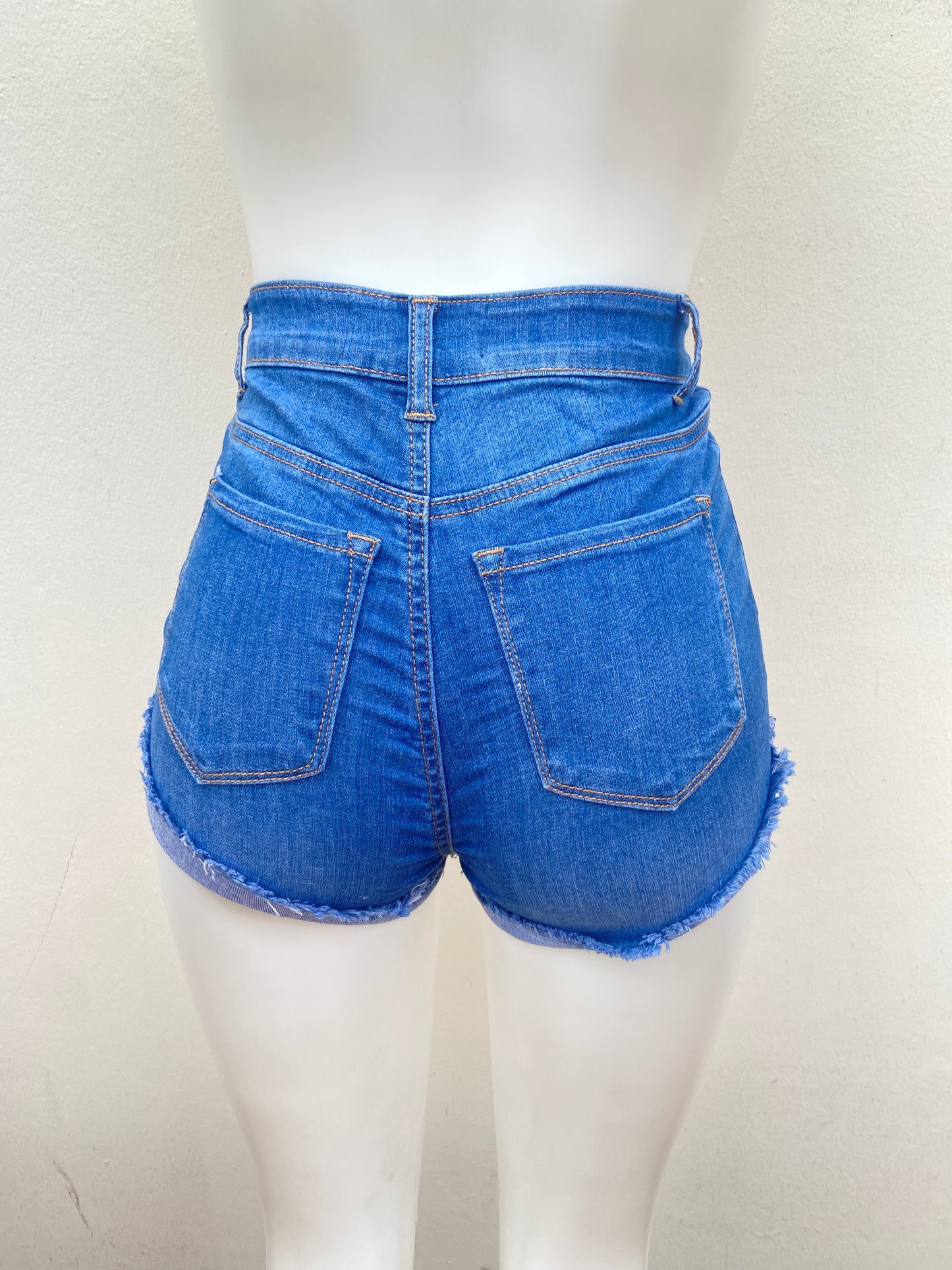 Short, azul oscuro con ruedo destruido.