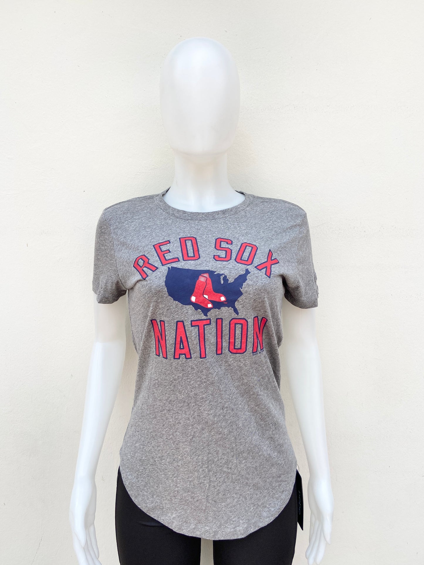 T-shirt Taigate original gris oscuro con letras RED SOX NATION y medias Rojas.