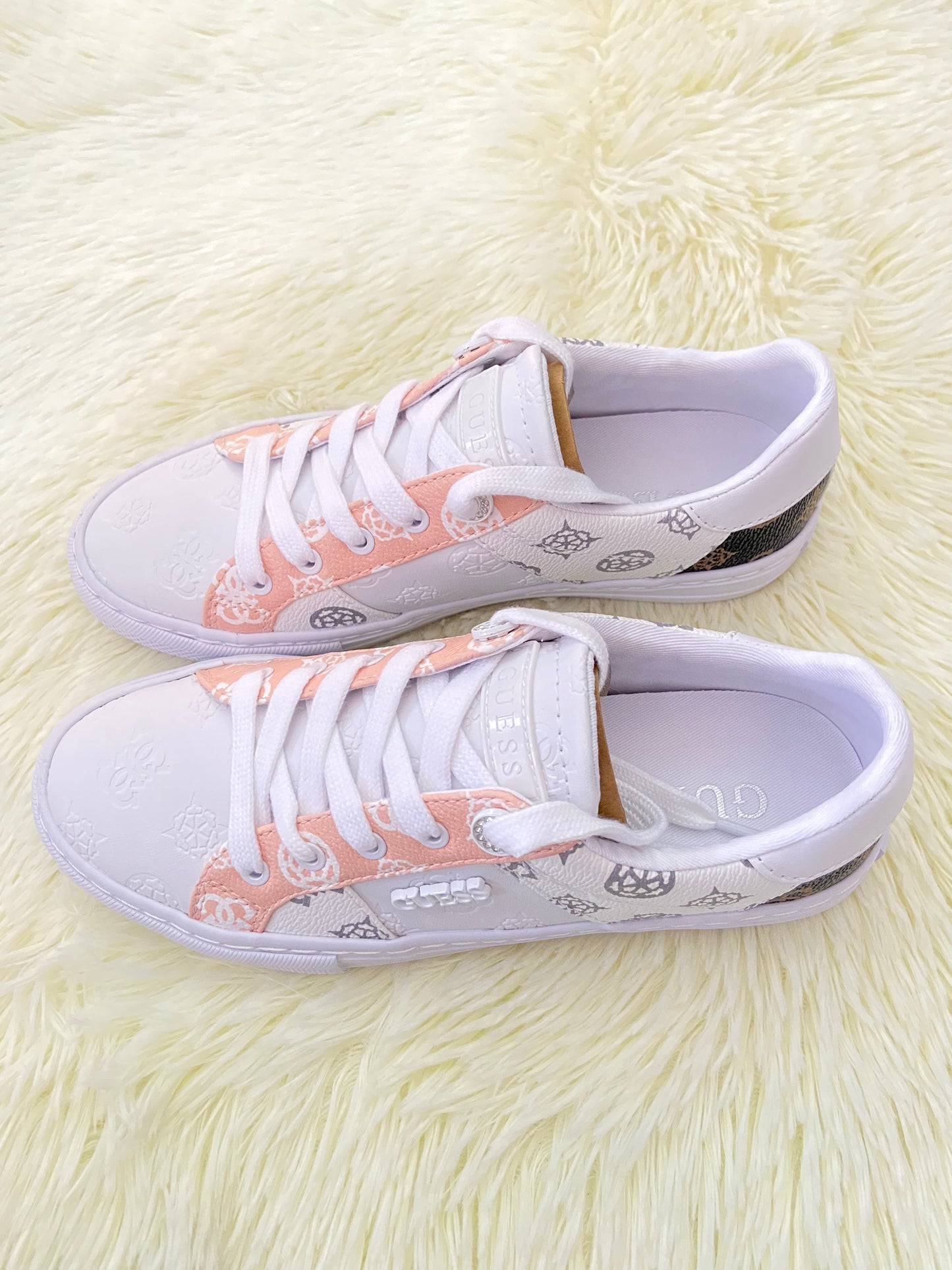 Tenis Guess original, blanco con rosado salmón, marron y estampado de la marca.