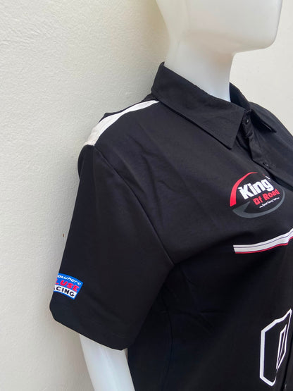 Camisa negra con estampados inspirados en carreras número 06 al frente y 3 atrás