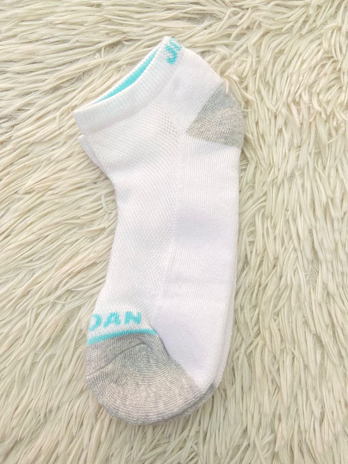 Medias JORDAN original, blanca con letras JORDAN en azul aqua.