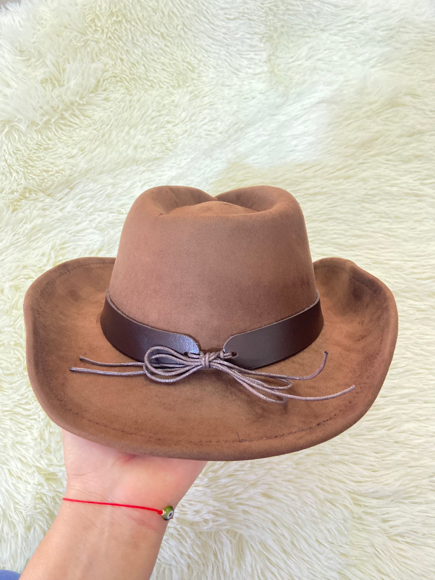 Sombrero, marron con detalles de flores y puntos.