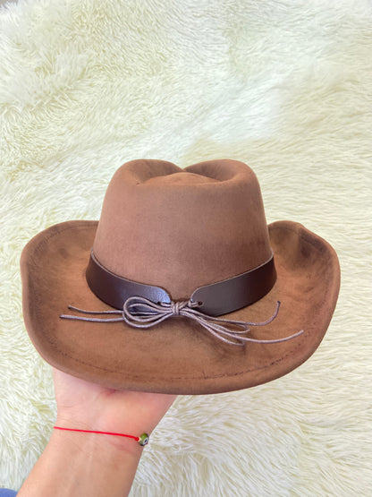 Sombrero, marron con detalles de flores y puntos.